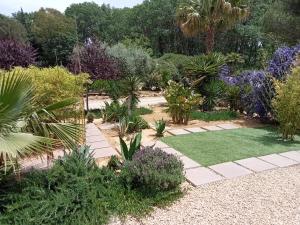 皮亚扎-阿尔梅里纳Folco Studio Apartment的一座花园,花园内种植了草坪和植物