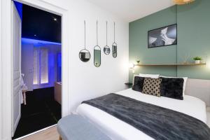 兰斯Art Déco Champagne & Spa的卧室设有一张白色大床和一扇窗户。