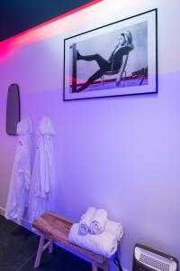 兰斯Art Déco Champagne & Spa的一间房间,墙上挂着一张画
