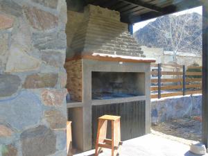 图努扬Base Manzano的前面有木凳的石头烤箱