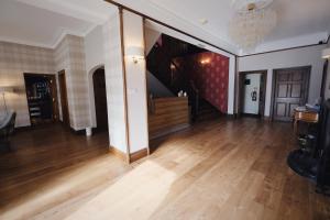 班夫法伊夫旅舍酒店的客厅铺有木地板,设有楼梯。