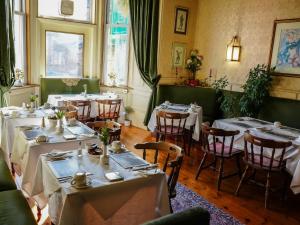 爱丁堡罗斯霍尔酒店 的一间在房间内配有桌椅的餐厅