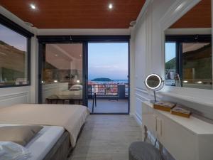布德瓦Misisuone Apartments Budva的一间卧室配有一张床,享有海景