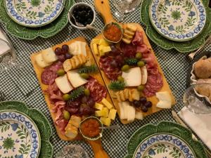 波尔图迷人的安泰楼旅馆的餐桌上摆放着奶酪和葡萄等食物