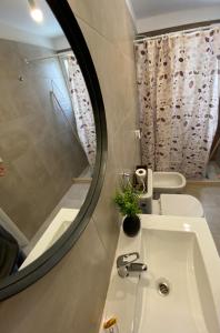 里奥夸尔托Dptos equipados Gaudard的浴室配有盥洗盆、镜子和浴缸