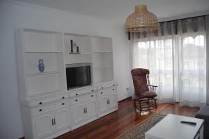 卡瓦尼亚斯Precioso apartamento de 3 habitaciones en Cabañas.的一间客厅,客厅内配有白色梳妆台上的电视