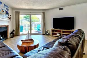 克利尔沃特Beach Cottage 1104的带沙发和平面电视的客厅