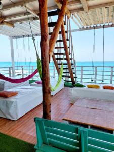 巴尔posada donde Uriel Playa tranquila的客房设有两张床和吊床。