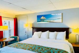 威尔斯Wells Moody Motel的酒店客房 - 带一张床并享有码头景致
