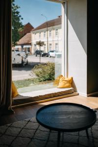 维尔扬迪Hubane korter Viljandi vanalinnas的享有街道景致的窗户前的桌子