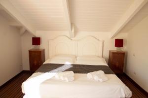 圣安吉洛Skylight Sorrento的一间卧室配有两张白色床和红色灯。