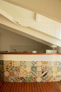 圣安吉洛Skylight Sorrento的厨房设有墙上马赛克台面