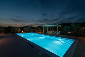 玛里纳Kamp Marta的游泳池在晚上点亮