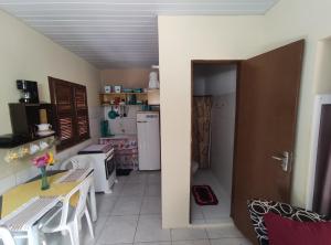 贝贝里比Cantinho Morro Branco的客房设有带桌子和门的厨房