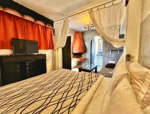 索维拉索维拉社交旅游青年旅舍的一间卧室配有一张床和一台电视