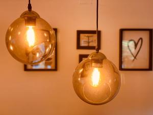 卡斯卡伊斯Cascais Sun Apartment的挂在墙上的两盏灯,上面挂着照片