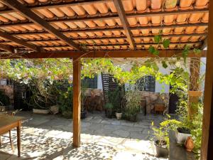 皮雷诺波利斯Pouso do Rio的庭院里设有木制凉亭和许多植物