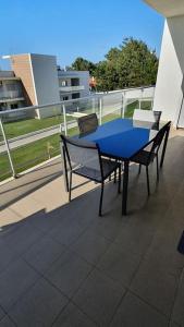 纳扎雷Brisa do Mar Ap.的阳台配有一张蓝色的桌子和两把椅子