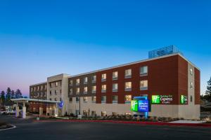 本德Holiday Inn Express & Suites - Bend South, an IHG Hotel的建筑物前部的 ⁇ 染