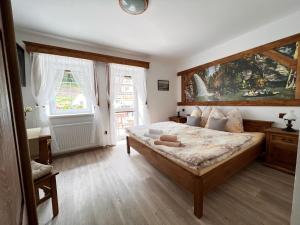 赫任斯科PENSION POD SKALOU的一间卧室设有一张大床和两个窗户。