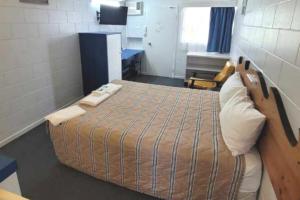 因尼斯费尔因尼斯费尔市汽车旅馆的一间教室里设有一张大床的房间