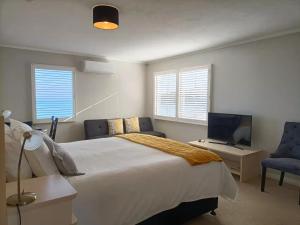 布拉夫Lands End的一间卧室配有一张床、一张书桌和一台电视