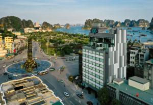 下龙湾SOJO Hotel Ha Long的享有河流和建筑的城市空中景致