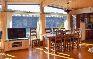 德勒巴克Beautiful Home In Drbak With Wifi的一间带桌子和电视的用餐室