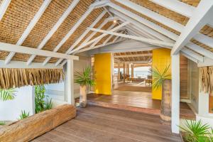 莫雷阿Moorea Island Beach Hotel的开放式庭院设有棕榈树白色凉亭。
