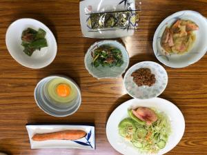 KobayashiMori no Bunkou Fuzawa - Vacation STAY 93238v的桌上的一组食物