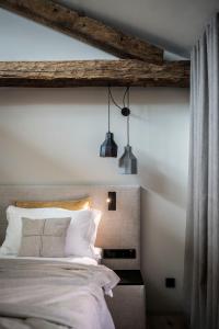 阿科Monastero Arx Vivendi的一间卧室配有一张床和两个吊灯