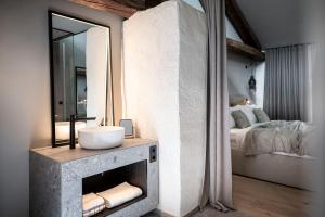阿科Monastero Arx Vivendi的一间带水槽和镜子的浴室以及一张床