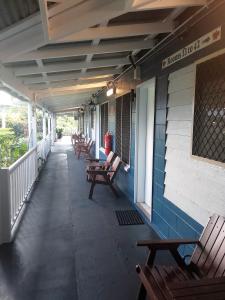 库克敦Cooktown Motel的建筑物门廊上的一排长椅