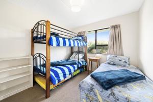 Babbacombe Bach - Otaki Beach Holiday Home客房内的一张或多张床位