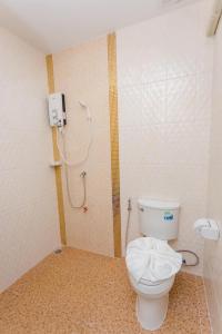 Ban Pho TaiGet Sleep @ท่าศาลา的一间带卫生间和淋浴的浴室