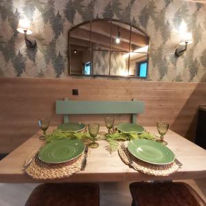 萨连特加列戈Casa con jardín Sallent的一张带绿盘的餐桌
