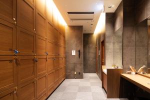 广岛Via Inn Prime Hiroshima Shinkansenguchi的更衣室,设有健身房内的木制储物柜