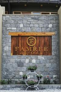 罕萨Famree Resort Hunza的农家商店用石墙标志