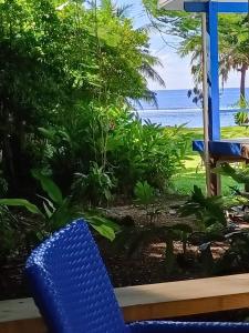 阿瓦鲁阿Are Tamareni 2BR Beach Cottage or River Studio的蓝椅,位于大海前