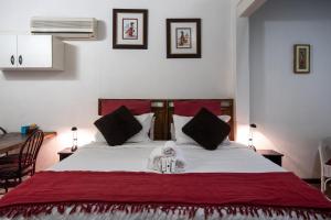 希伯丁卡亚曼兹旅馆的一间卧室配有一张带头骨的床