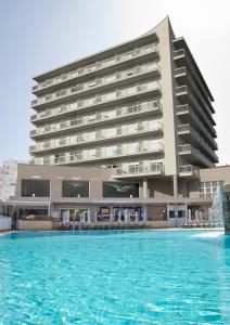 拉曼加戴尔马尔梅纳拉斯加维奥塔斯酒店的大楼前设有游泳池的酒店