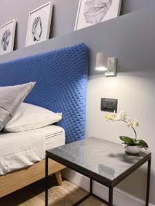 卡塔尼亚Calumidda的一间卧室配有蓝色床头板和一张桌子