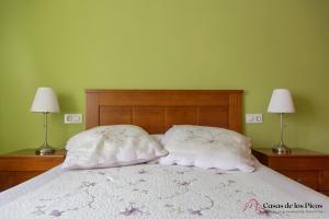 科隆布雷斯Apartamento el Peral A的一张带两个枕头的床和两盏灯