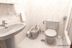 温克拉Mar Cantabrico的白色的浴室设有卫生间和水槽。