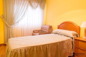 温克拉Mar Cantabrico的卧室配有床、椅子和窗户。