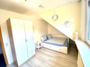 GeroldsgrünFerienwohnung Jessica的一间小卧室,配有一张床和一个楼梯