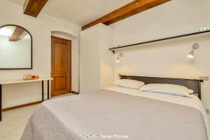 里奥马哲雷Ca da Derna的一间卧室配有一张大床和镜子