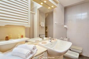 里奥马哲雷Ca da Derna的一间带水槽、卫生间和镜子的浴室