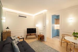 里斯本FLH Lapa Apartment with Interior Pateo的带沙发和电视的客厅