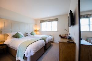 牛津The Coach and Horses的酒店客房设有两张床和电视。